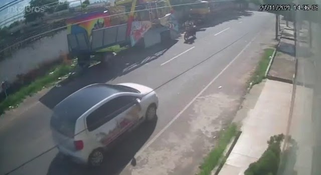 Câmera flagra momento em que placa de metal cai de brinquedo e atinge mototaxista no Ceará