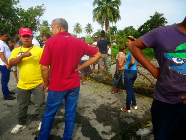 Protestan en Los Ríos en demanda de calles y 24 horas de luz‏