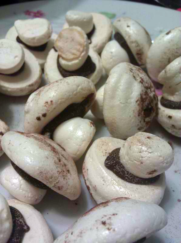 A Kitschy Girl's Guide To Cupcakes and More Good Luck Meringue