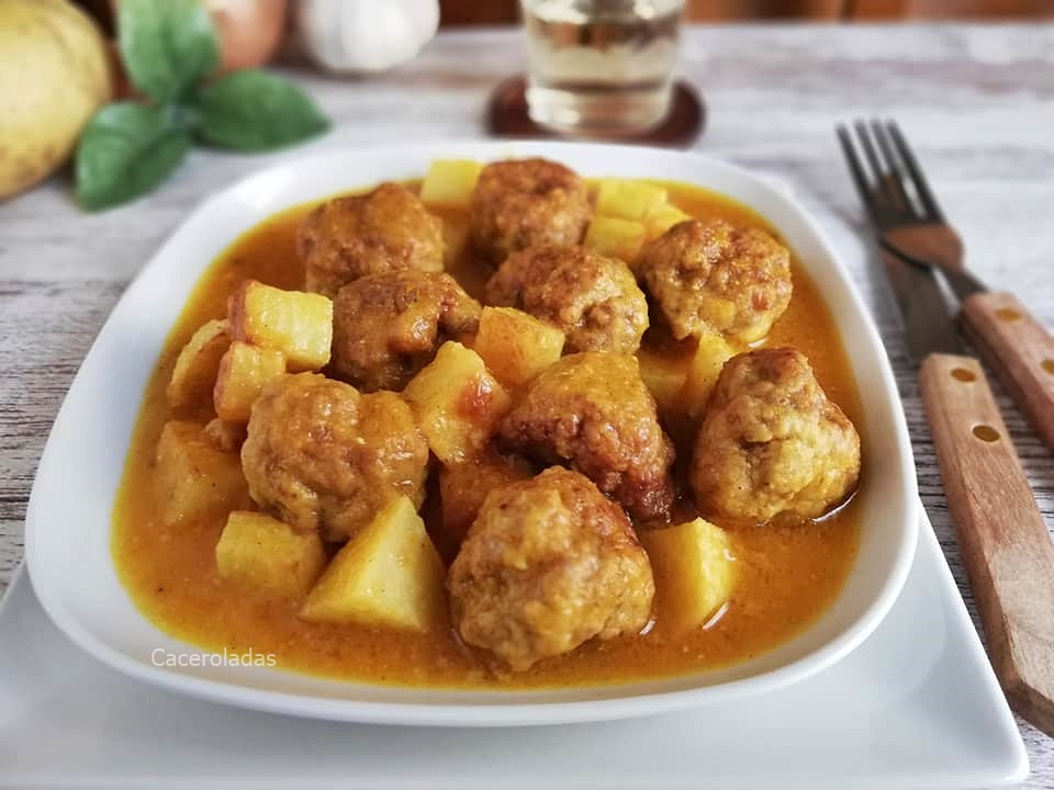 Albóndigas de pollo con patatas a la Importancia | Caceroladas