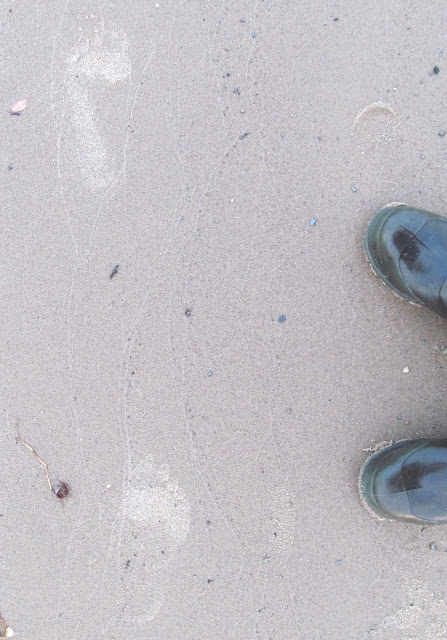 следы босых ног на песке