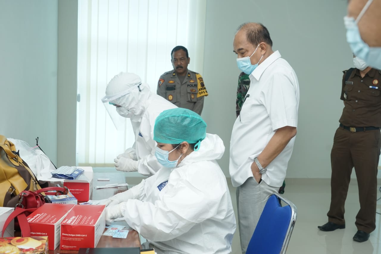 Setelah Memimpin Rapat Evaluasi Penanganan Covid-19 Kota Tebing Tinggi, Walikota Melakukan Rapid Antigen