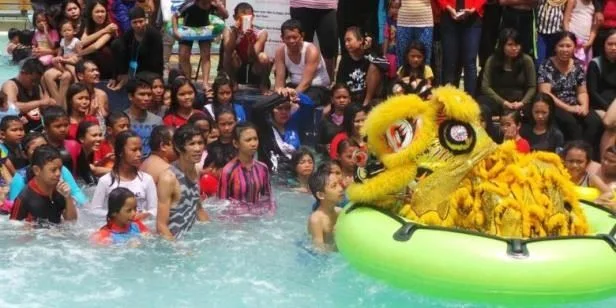 image barongsai hibur wisatawan di kolam renag wanana dragon slide ocean water adventur taman impian jaya ancol jakarta