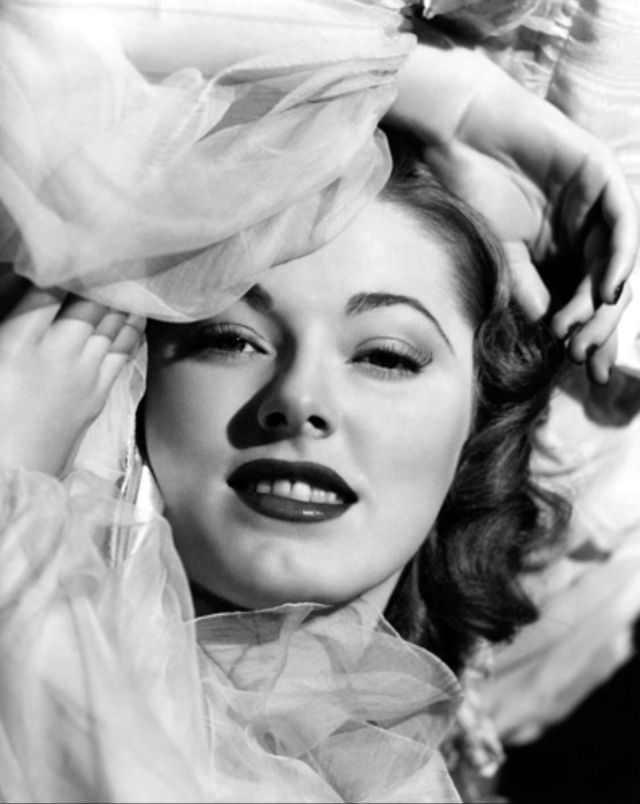 Woman of a Thousand Faces: Glamorous Photos of Eleanor Parker in the ...