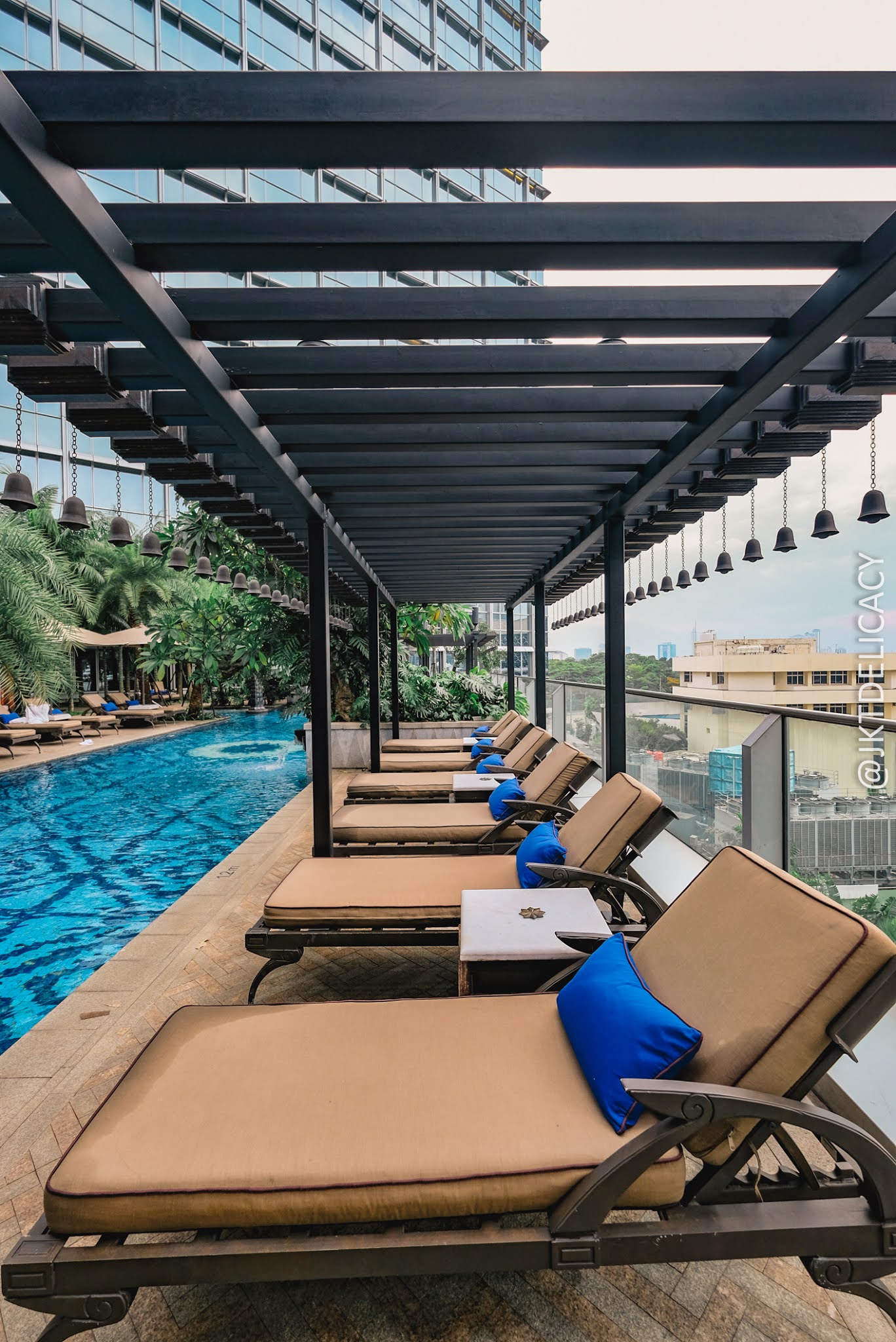 STAYCATION DI FOUR SEASONS JAKARTA PREMIUM SUITE