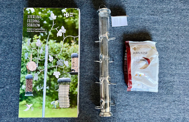 Henry Bell bird feeding gifts Bird feeding station in box, a large bird feeder and a bag of bird food