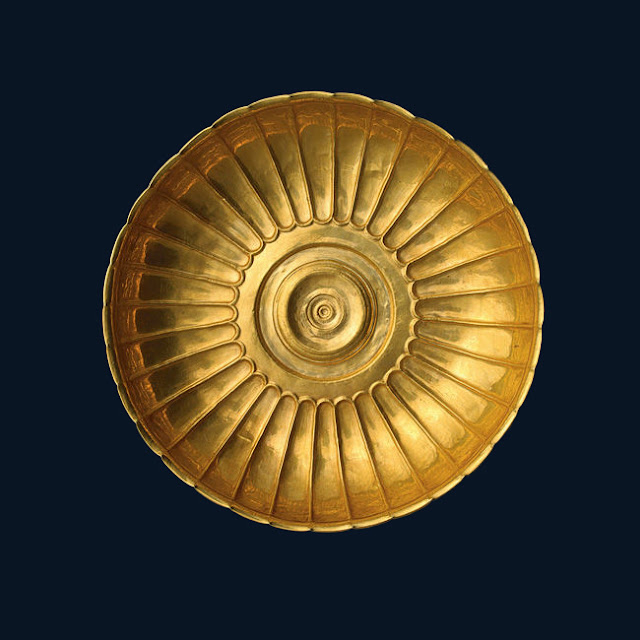 Ενα ακόμη αντικείμενο από τον Θησαυρό: χρυσή κούπα ελληνικού τύπου με 32 ακτινώσεις που βρέθηκε σε τάφο πολέμαρχου, σύμβολο βασιλικής ισχύος στους Σκύθες, σύμφωνα με τον Ηρόδοτο.