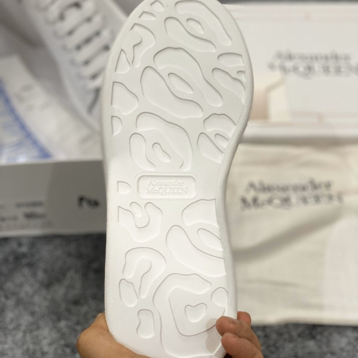 MCQ Gót Nhung Đen - Siêu phẩm “hot trend” của mọi thời đại