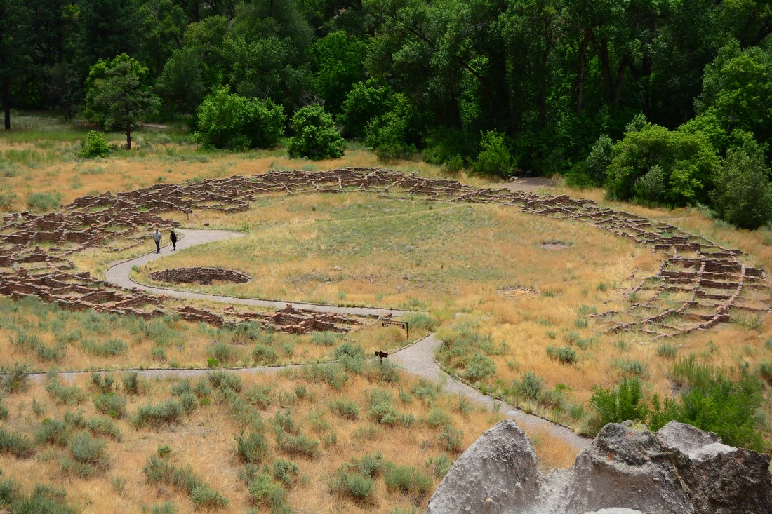 Vue d'ensemble du Pueblo circulaire, ou Tyuonyi. Vue d'ensemble du Pueblo circulaire, ou Tyuonyi.