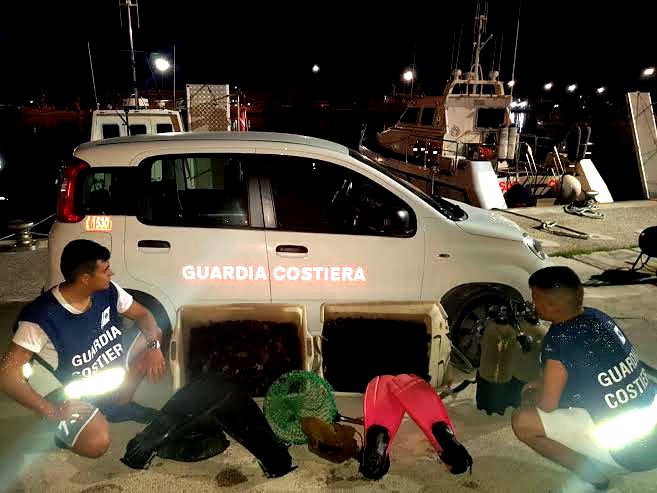 Pescatori abusivi rifornivano il mercato nero in Puglia Duro colpo alla “banda del riccio” Sequestrati oltre 800 ricci di mare