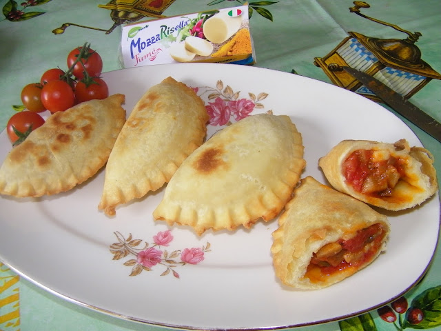 panzerotti  con melanzane e mozzarisella fume' quando le ricette vegane non hanno nulla da invidiare!!! 