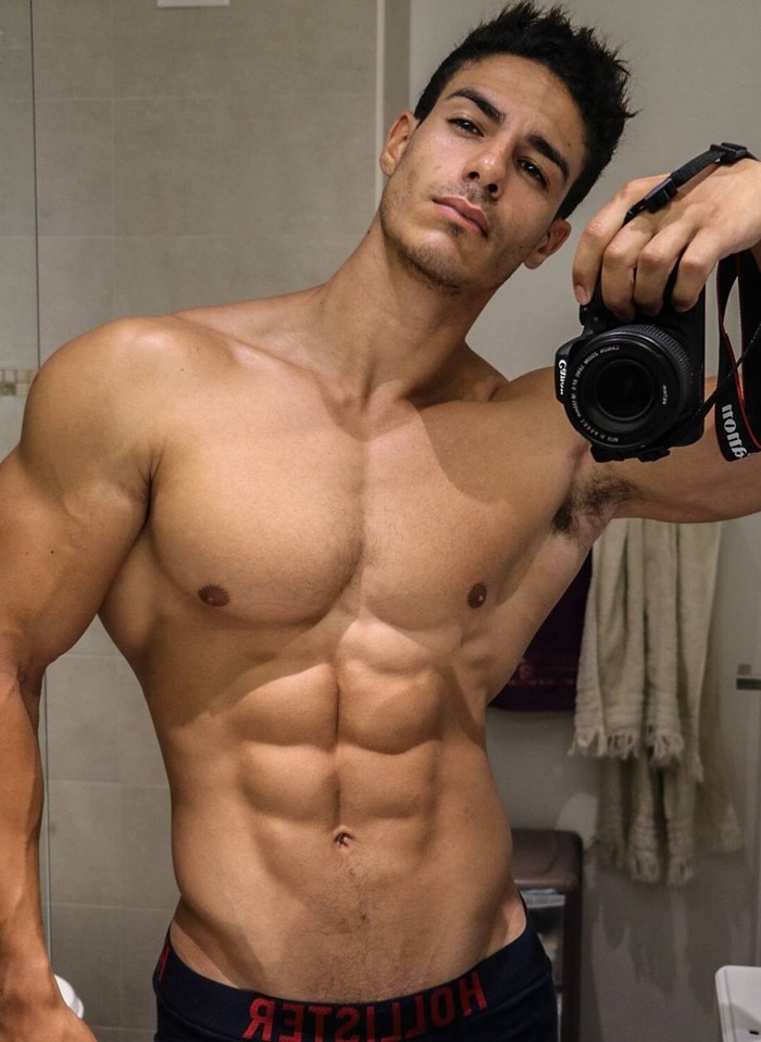 handsome-beefy-muscle-man-sixpack-abs-muscle-selfie