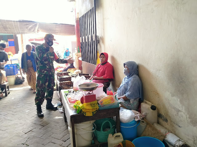 New Normal Babinsa Cawas lakukan Pengawasan Pengunjung Pasar Masaran Cawas