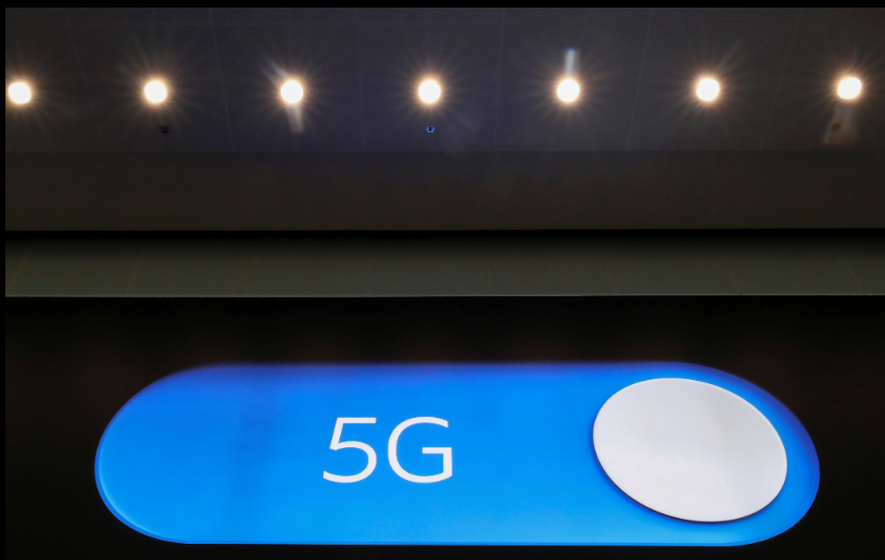 Un letrero de la tecnología 5G en el aeropuerto de Zaventem en Bégica / REUTERS