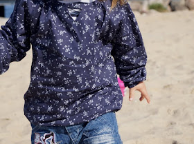 Maritime Lieblingsstücke: Kindermode von piapaul (mit Rabattcode und Verlosung) Kinder Mädchen Bluse Blümchen Mädchenbluse geblümt blau weiß Blumen Muster langarm Knopf