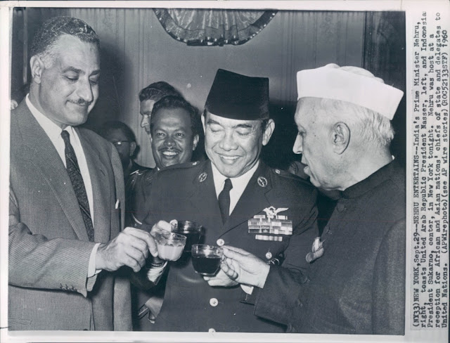 Indian+Prime+Minister+Jawaharlal+Nehru+(right)+toasts+United+Arab+Republic+President+Gamal+Abdel+Nasser+(left)+and+Indonesian+President+Sukarno+(center)+in+New+York,+USA+1960