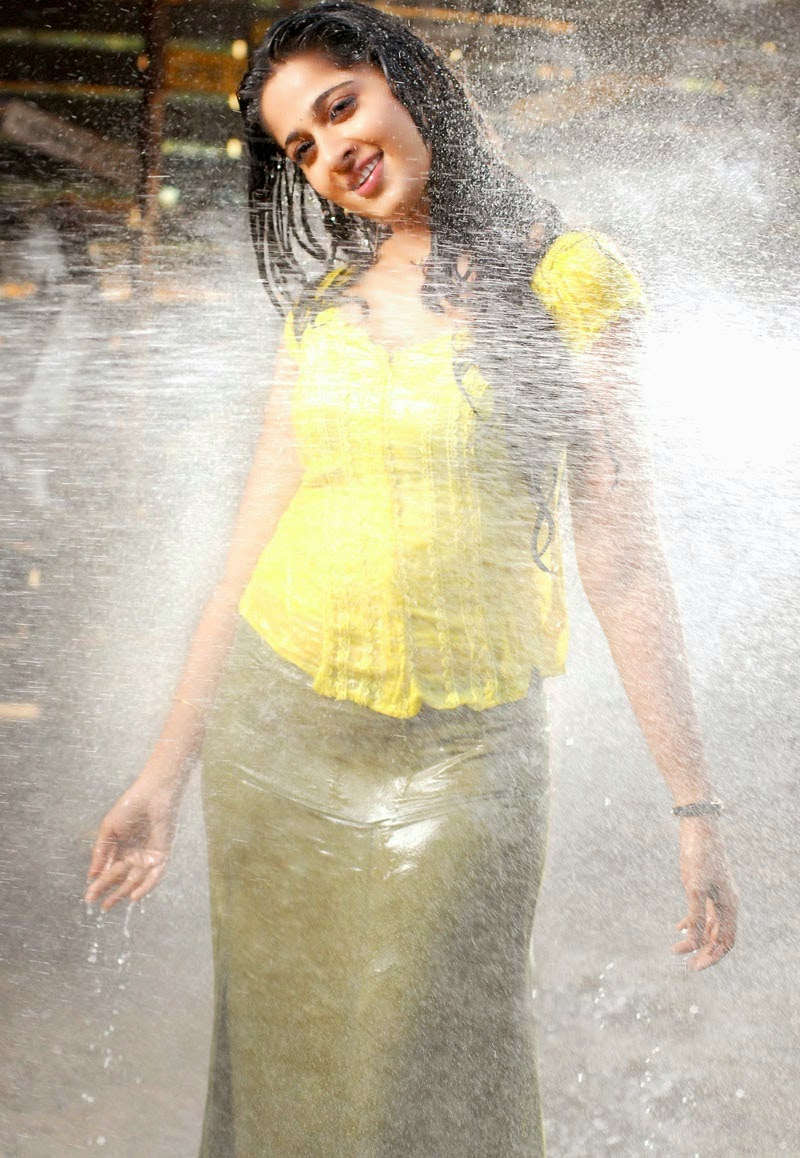 Anushka+Hot+In+Yellow+Dress+(10).jpg