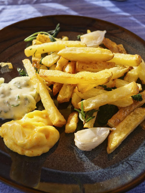 Pommes frites mit zweierlei Mayonnaise