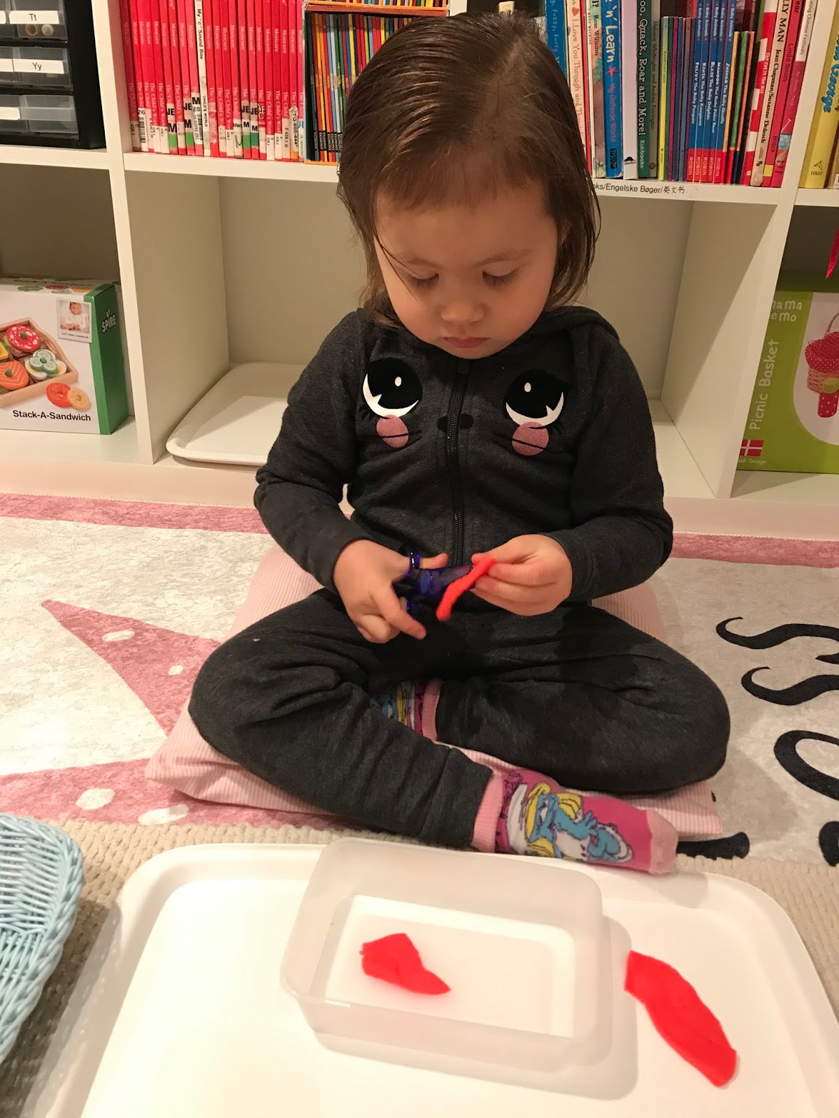 Family FECS: Montessori Activity: Cutting Playdough with Scissors/Skæring  med Saks/使用剪刀 [shǐ yòng jiǎn dāo]