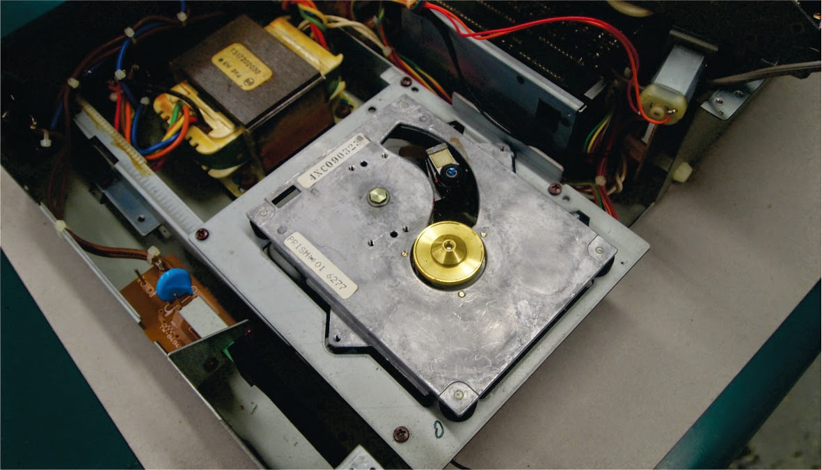 This version also has a cast aluminium alloy chassis, but there isn't the  webs like the Philips made one.