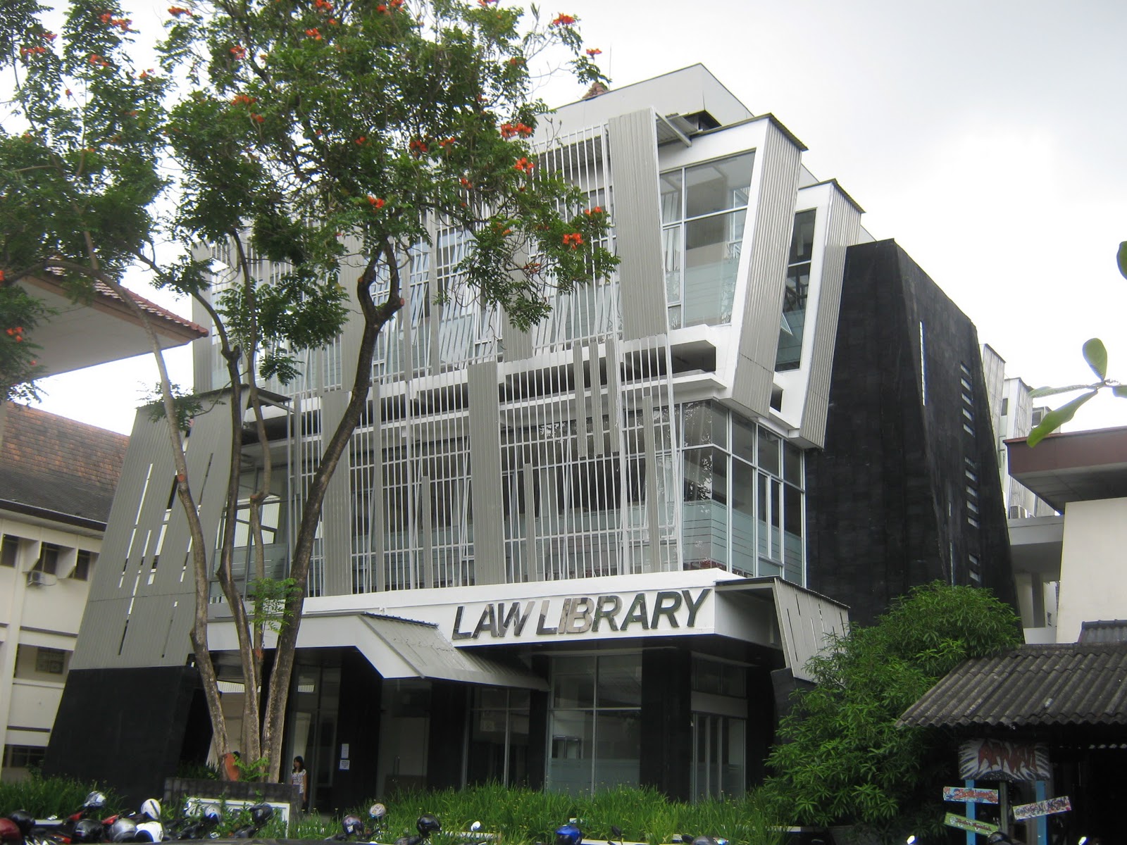 DIWANGKORO ARSITEK: LAW LIBRARY FH UGM NOW