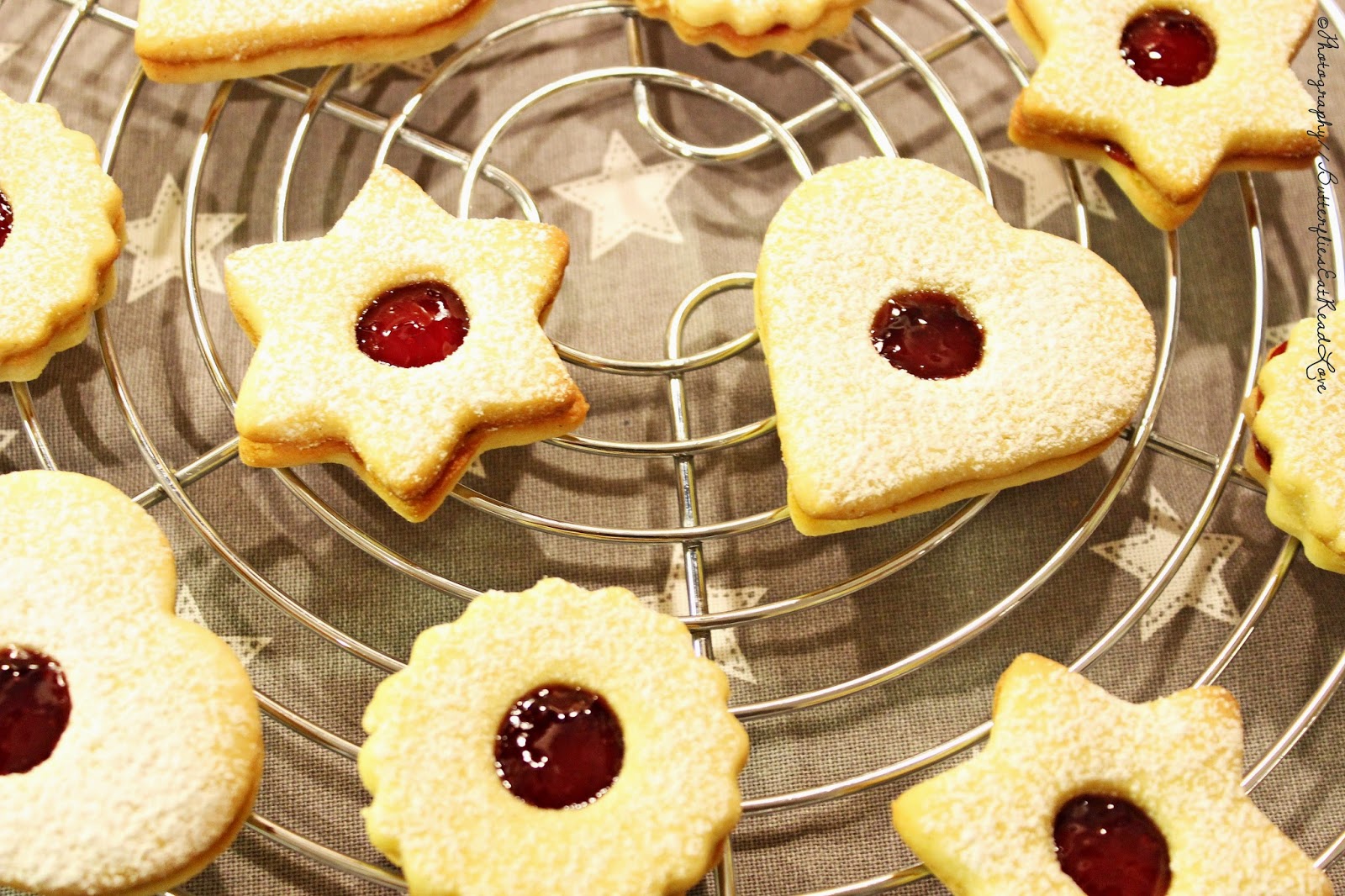 ButterfliesEatReadLove: [in der Weihnachtsbäckerei] Spitzbuben