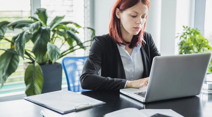 Imagen de una recepcionista/administrativa