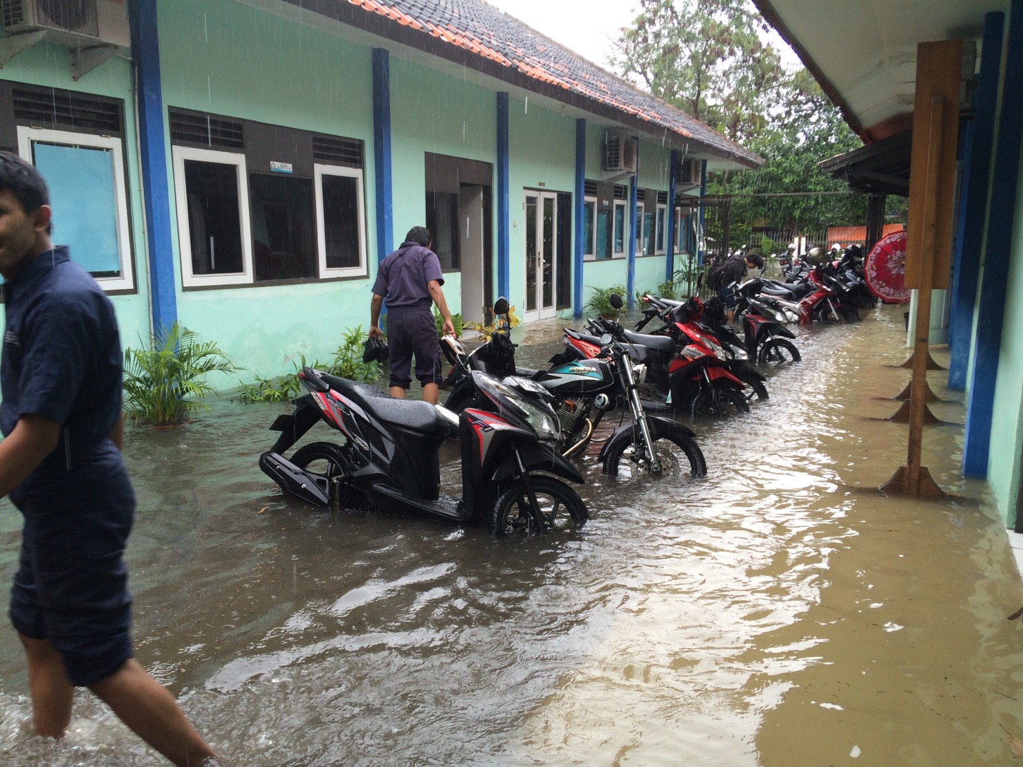 Dilanda Banjir Mahasiswa D3 Teknik Mesin Kami Ingin Ke Atas Pak Nuansa Kampus