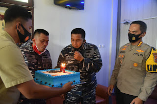 Kapolresta Cirebon Beri Kejutan Danlanal Cirebon HUT ke-75 TNI AL Kapolresta Cirebon Beri Kejutan Danlanal Cirebon HUT ke-75 TNI AL