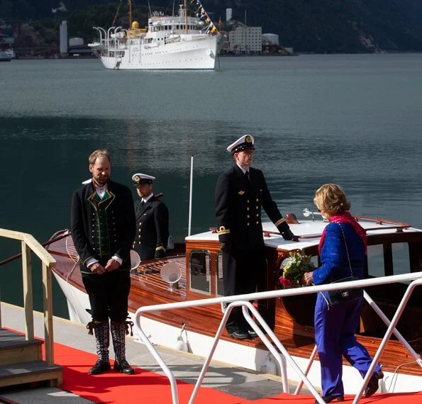 King Harald and Queen Sonja visited Jondal, Odda, Granvin, Ulvik and Askøy municipalities in Hordaland,with the Royal ship