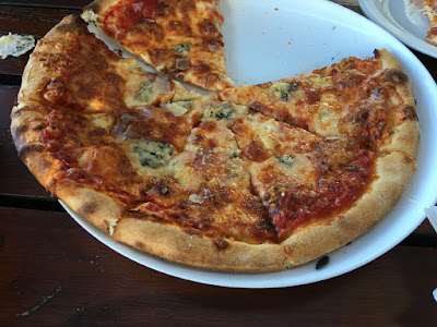 Pizza z pizeria restauracja Albatros Sarbinowo