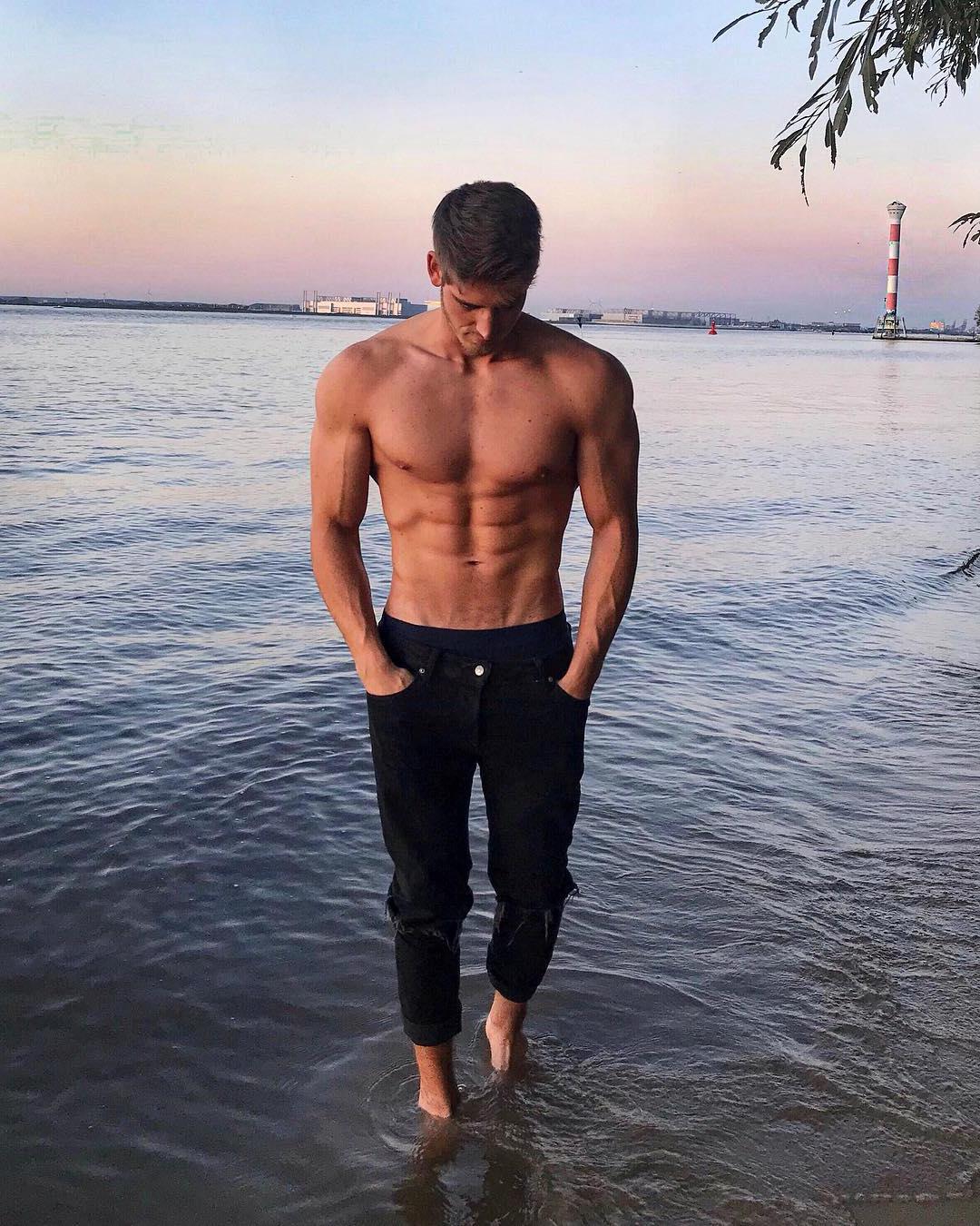 fit-hot-shirtless-guys-wide-shoulders-river