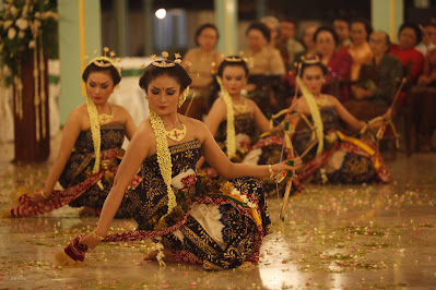 Tari Bedhaya Anglir Mendhung Tari Bedhaya Anglir Mendhung