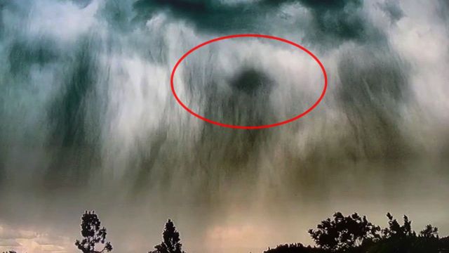 Oval dark shape moving in the clouds during lightning storm  Uf%252C0%2Bcloaked%252C%2Bufo%252C%2Bsky%252Cphenomenon