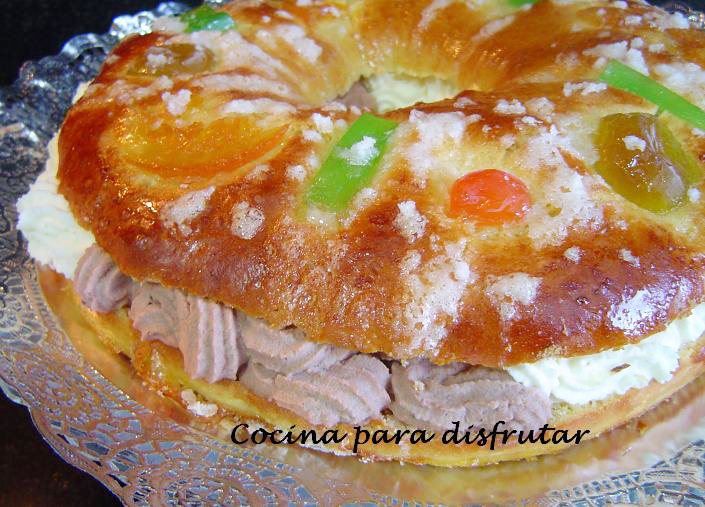 Tortel o roscón de Reyes relleno de nata (crema de leche) y trufa