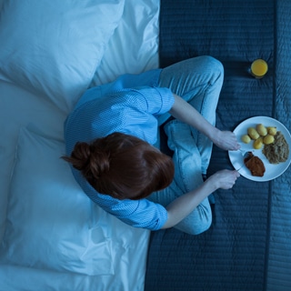 الأطعمة التي يجب تناولها او تجنبها قبل النوم الأطعمة التي يجب تناولها او تجنبها قبل النوم