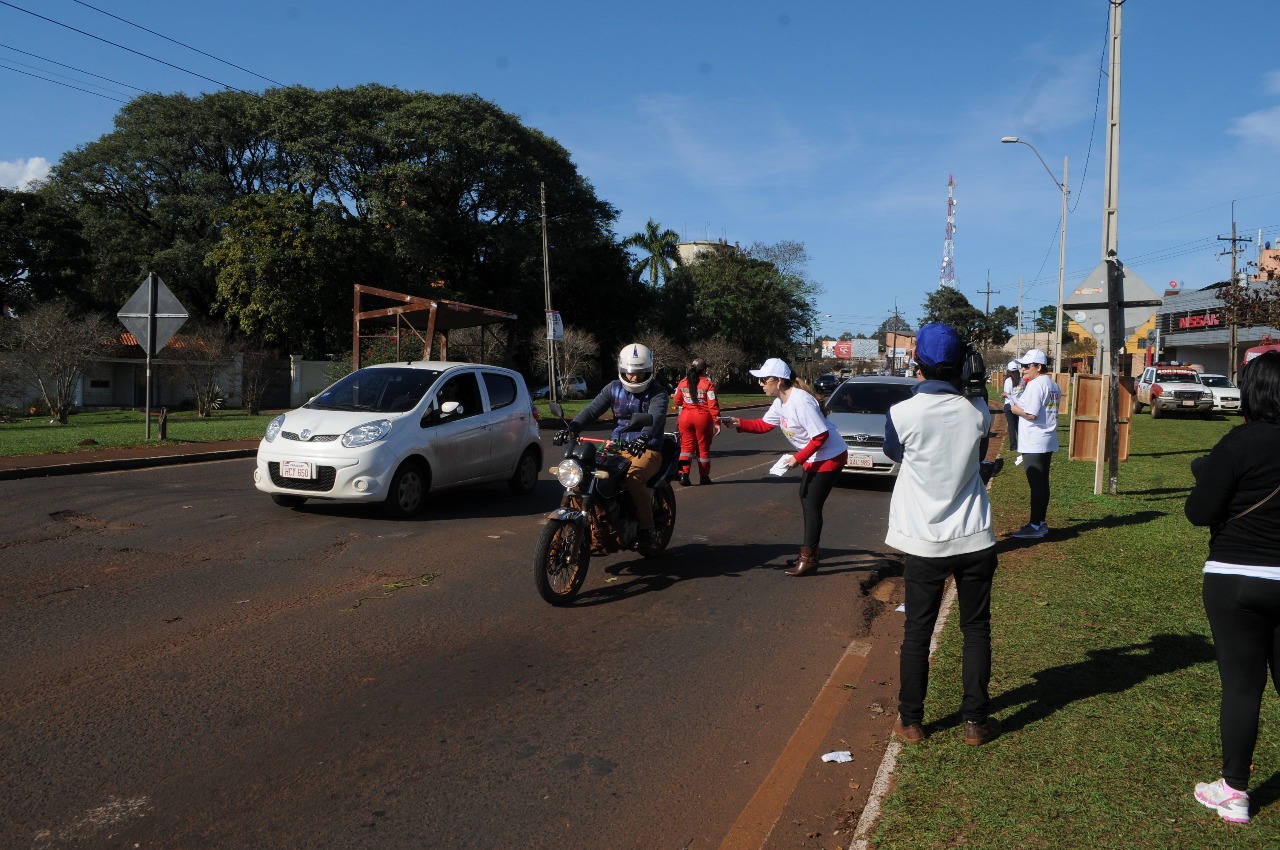 Los voluntarios entregan panfletos a los automovilistas y motociclistas. Un grupo de voluntarios de la comisión de Mujeres de la Cámara de Empresarios de Ciudad del Este (CECDE) realizan campaña de educación en la rotonda del Área 1, entregando folletos informativos sobre las reglas de tránsito a conductores de motocicletas y automóviles que circulan por este lugar.