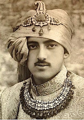 Raja Rajendra Singh portant un Pagari orné en 1950 Photographe anonyme Raja Rajendra Singh portant un Pagari orné en 1950 Photographe anonyme