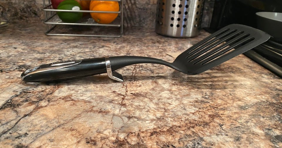 TYWKIWDBI ("TaiWikiWidbee") That's a "stand" on the spatula not a hook