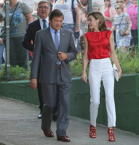 Queen Letizia wore Dutti Trousers, Carolina Herrera red satin blouse, and Mango perforated design sandals. carried Uterque snakeskin clutch (Summer 2013 collection)