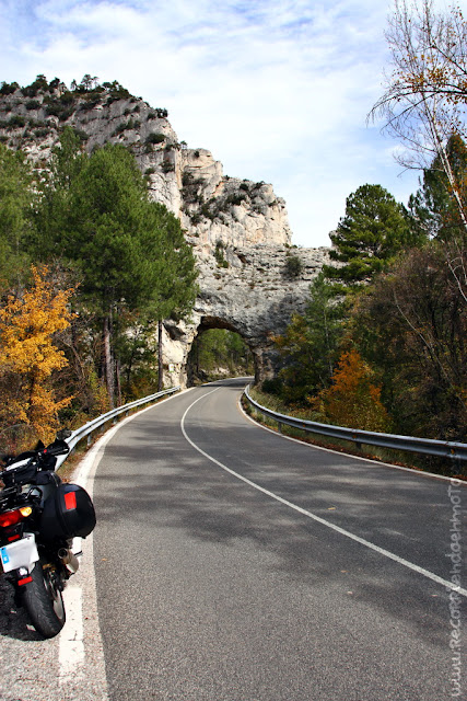 Túnel en la roca por Hoces de Beteta