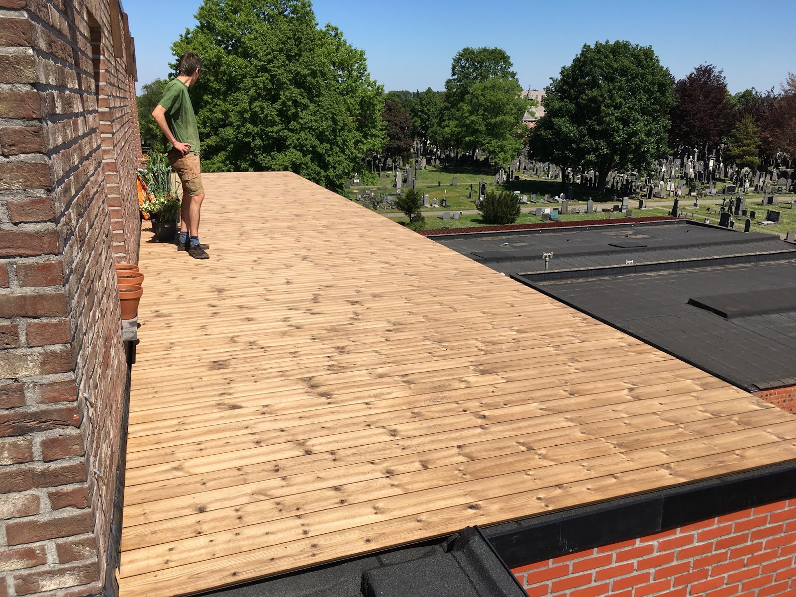 Neem een ​​bad Of anders Overweldigen Plaatsing aanleg van een houten dak terras in Thermowood hout met B-fix te  Deurne bij Antwerpen. Weer een tevreden klant! | De Terrasreiniger