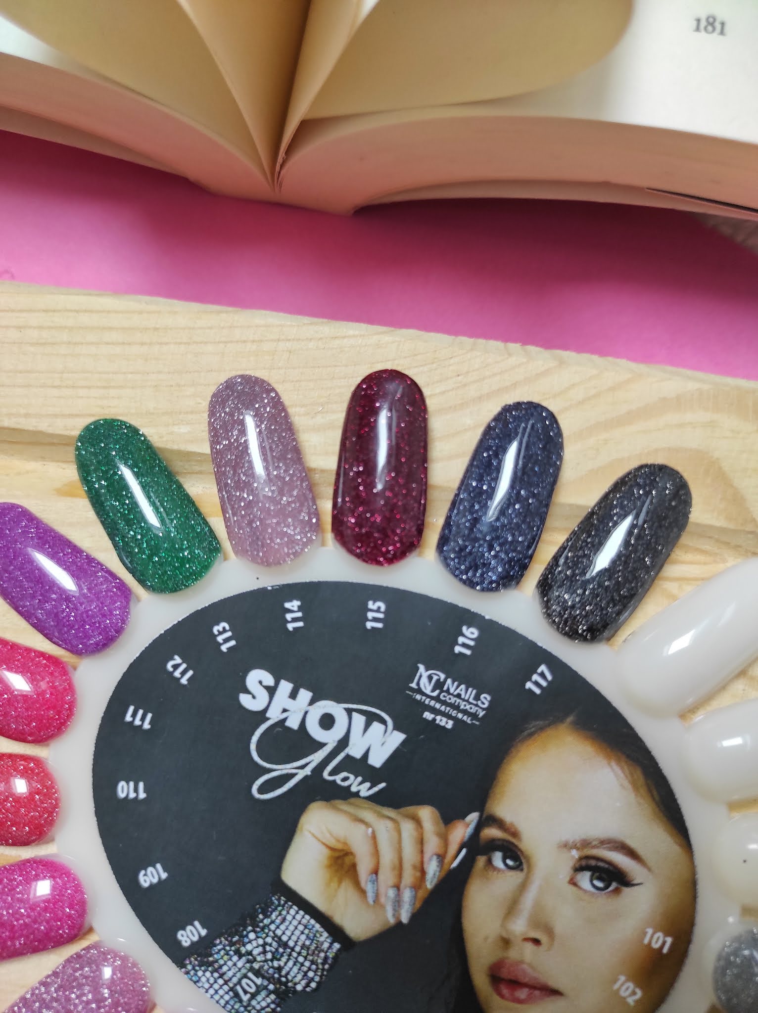 Show Glow NC Nails Company - elegancka i błyszcząca kolekcja lakierów hybrydowych