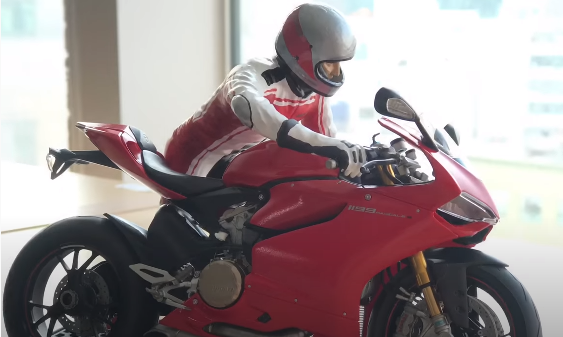 Ducati Panigale 1199 стант в городе
