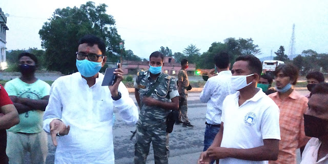 सांसद संजय सेठ जी का चौका के चौवलीबासा गाँव के ग्रामीणों ने किया स्वागत। 4 THE NEWS FRAME