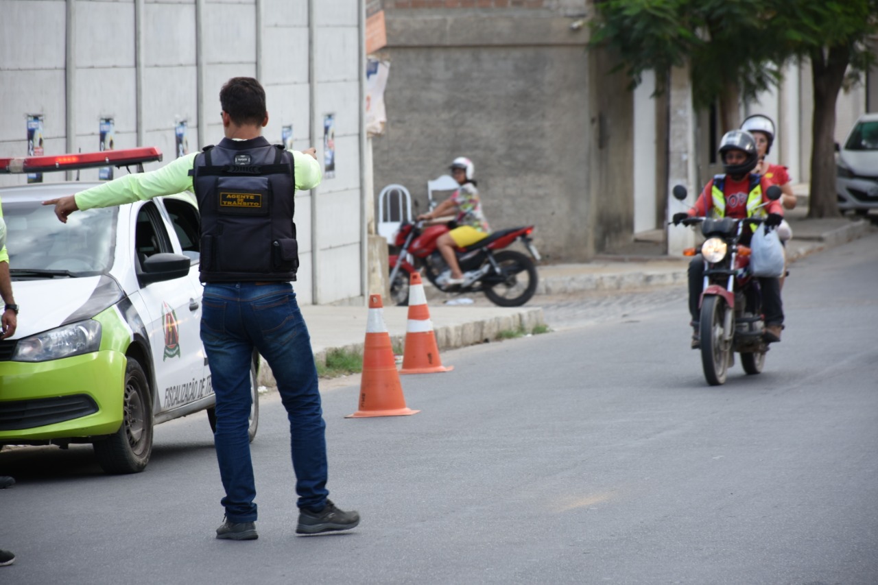 Agentes de Trânsito combatem o transporte clandestino de passageiros em Santa Cruz do Capibaribe