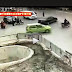 Homem pilotando uma motoneta bate em vários carros, e cai em buraco