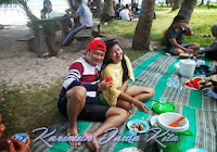 foto berdua setelah makan di pulau tengah