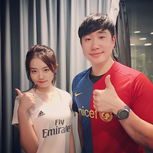 [연예] [움짤]         축구 유니폼 입은 김소혜 -  와이드섬