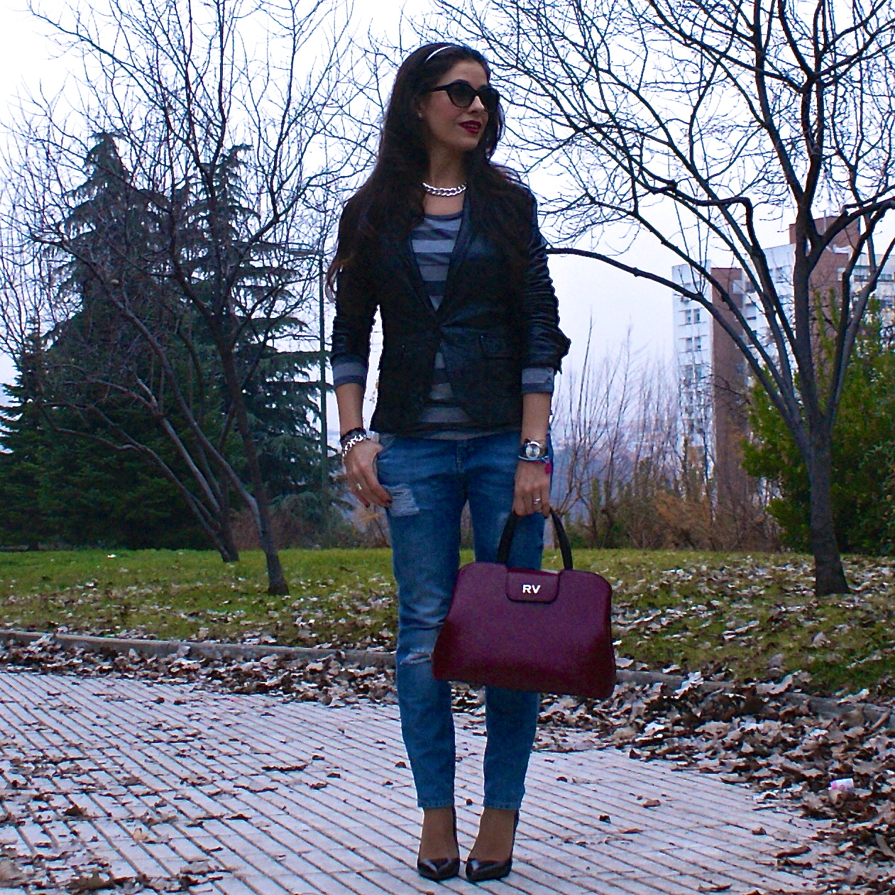 LaCaprichossa-StreetStyle-Fashion Blogger-Boyfriend jeans-leather blazer-look-bolso roberto verino-cadenas-pulsera yanes young